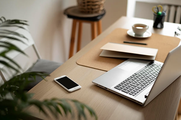 Pourquoi tout le monde passe au bureau assis-debout (et pourquoi vous devriez aussi)